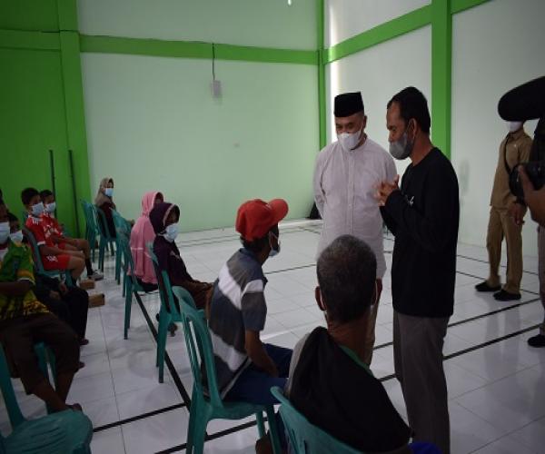 Warga Korban Bencana Puting Beliung Desa Bencah Kab.Bangka Selatan Terima Bantuan Sosial Dari Gubernur. 
