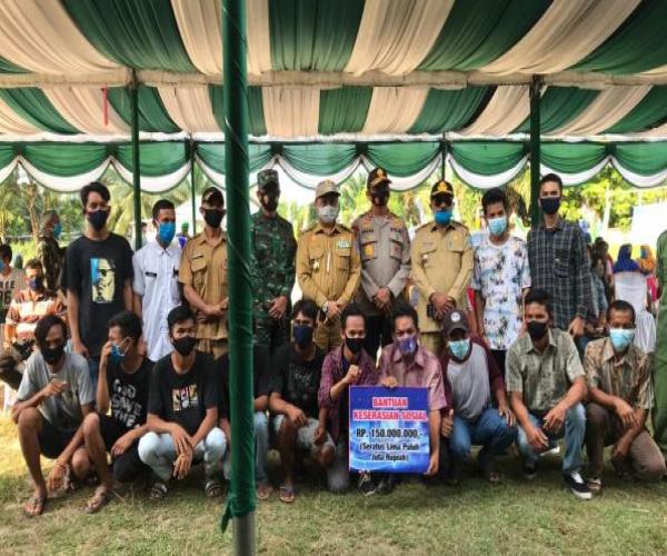 FKS Desa Sinar Surya Terima Bansos yang diserahkan oleh Gubernur Erzaldi Roesman 