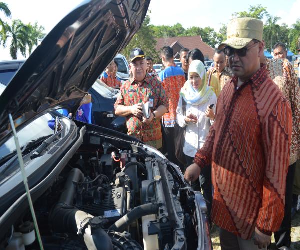 Inspeksi Kendaraan Dinas oleh Gubernur