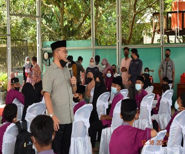 Bela Rasa dengan Warga Pemerlu Layanan Bantuan Sosial Di Panti AD - DUHHA, Gubernur Berikan Pesan Penguatan dan Serahkan Bantuan. 