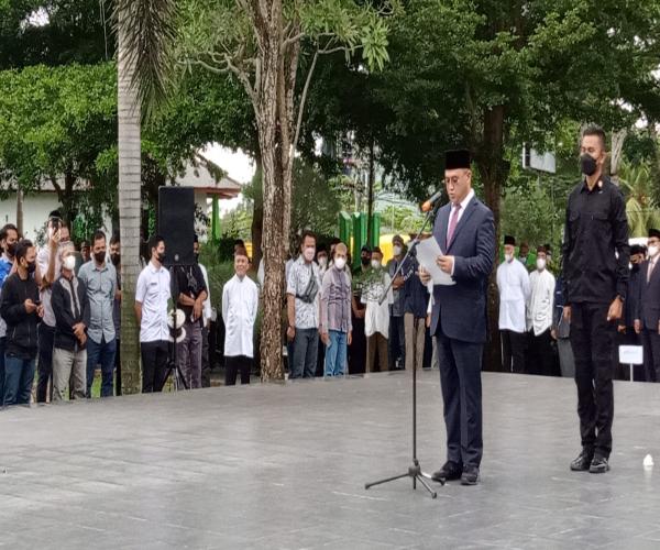 Upacara Pemakaman Gubernur Pertama Provinsi Kep. Bangka Belitung, Almarhum Hudarni Rani dipimpin Gubernur Erzaldi.