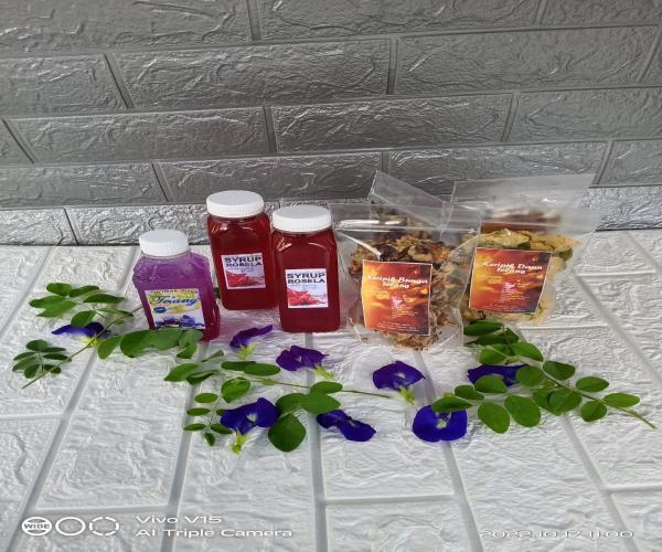 Buat Foto Produk Menarik,  Kelompok Wanita Tani Desa Kebintik Mendapatkan Pelatihan Fotografi. 