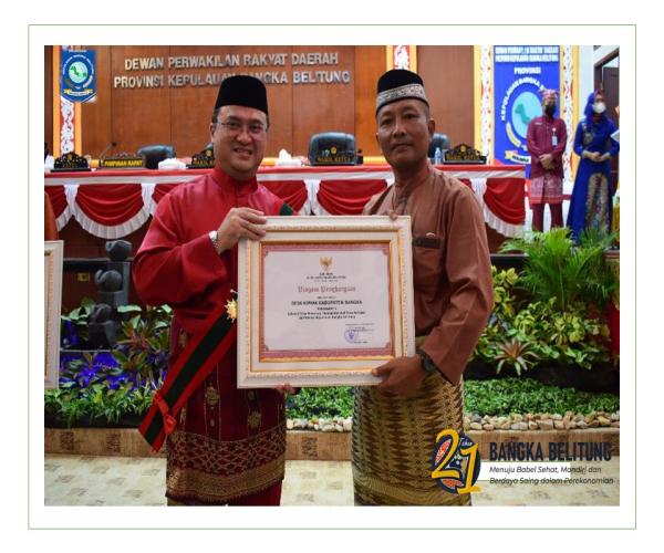 Penyerahan Penghargaan Kepada Kepala Desa dan Inovator Pemenang Lomba Inovasi TTG Pada Peringatan HUT Provinsi. 