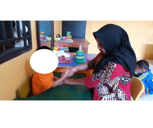 Pemberian Layanan Terapi Wicara  UPTD PSBS DINSOSPMD Bagi Anak Berkebutuhan Khusus Dari Keluarga Pemerlu Layanan Sosial.