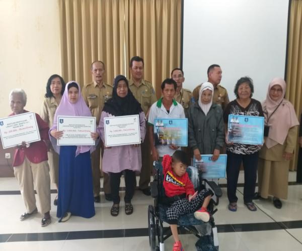 Disnos salurkan bantuan bagi Lansia dan penyandang disabilitas 