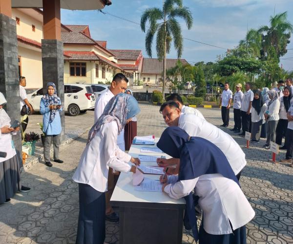 Penandatanganan Perjanjian Kinerja T.A 2024 dan Pembinaan Pegawai di Lingkungan Dinas Sosial dan PMD Prov.Kep. Bangka Belitung