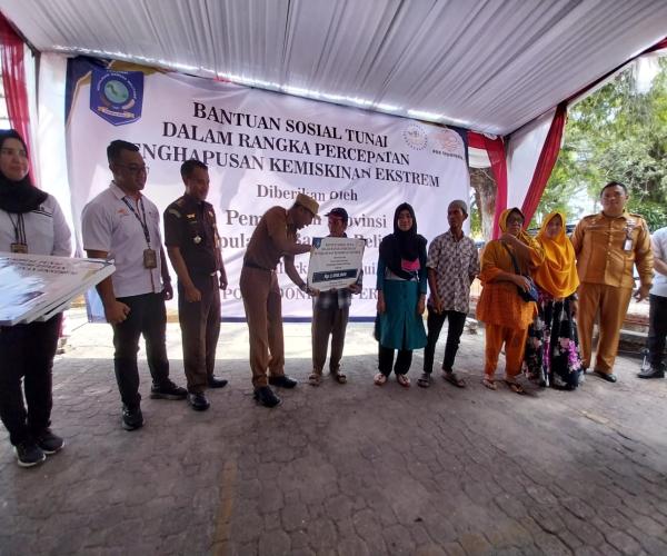 Salurkan Bantuan Sosial Tunai Penanganan  Kemiskinan Ekstrem T.A 2023, Pj Gubernur Suganda Pandapotan Pasaribu Harap Masyarakat Penerima Manfaat Terbantu