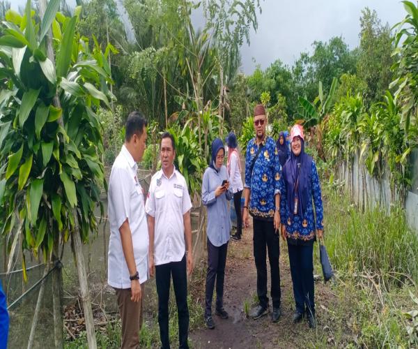 Lakukan Monev, Kadinsospmd Anjang Penerima Bansos UEP, KUBE dan Pokmas 