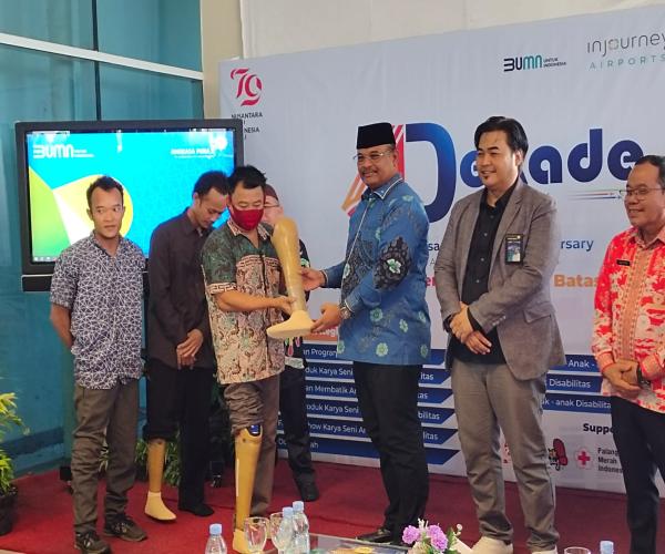 Penyerahan Bantuan Kaki Palsu Program TJSL Perusahaan pada Peringatan HUT ke 40 Tahun PT Angkasa Pura II Depati Amir