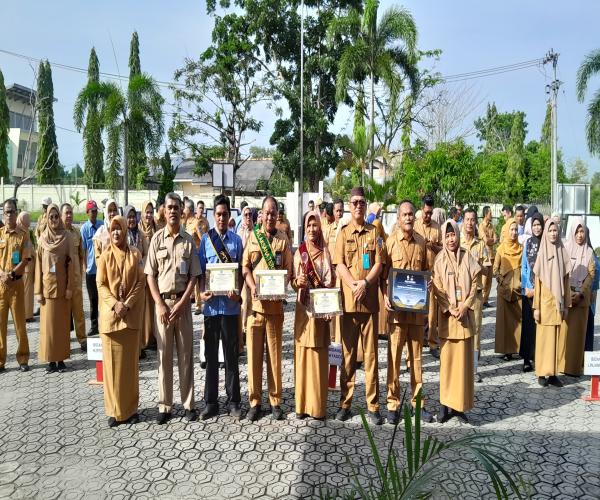 Masuki Triwulan Akhir, Pegawai DInsosPMD Raih Penghargaan