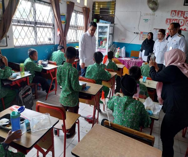 Wamen Desa dan PDTT Ahmad Riza Patria Meninjau Pelaksanaan Program Makan Siang Bergizi dan Sehat Gratis di Bangka Tengah