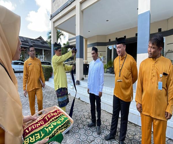 Menyambut Bulan Ramadhan, KadinsosPMD Babel Berikan Arahan dan Penghargaan kepada Pegawai Terbaik 