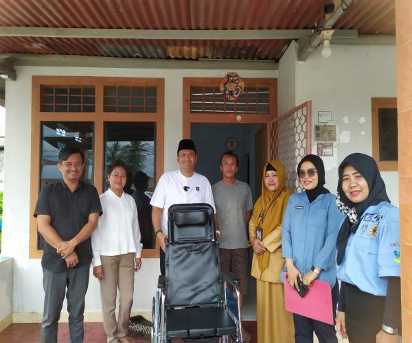 Awali Bulan Ramadan, DinsosPMD Serahkan Bantuan Alat Bantu Kursi Roda