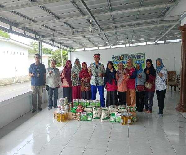 Ramadhan Penuh Berkah : DinsosPMD Serahkan Bantuan ke LKSLU Bunda Salamah Pangkalpinang 