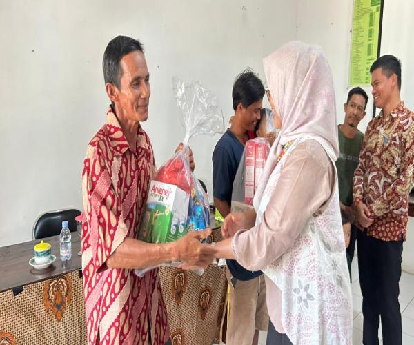 Hadir Berikan Dukungan Layanan Sosial Kepada Warga Korban Bencana, Plt KADINSOSPMD Serahkan Bantuan