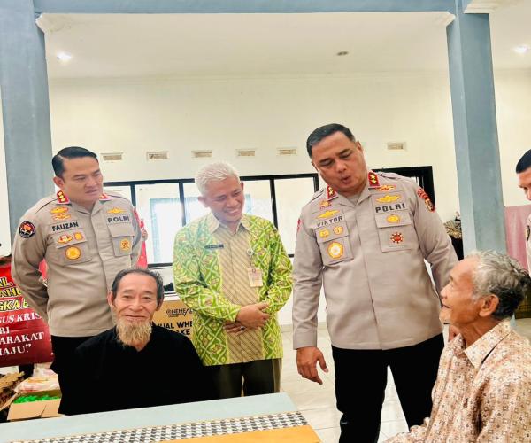 Kunjungan Sosial KAPOLDA Kep.Bangka Belitung Irjen Pol.Viktor Theodorus Sihombing Ke Panti Sosial Bina Serumpun