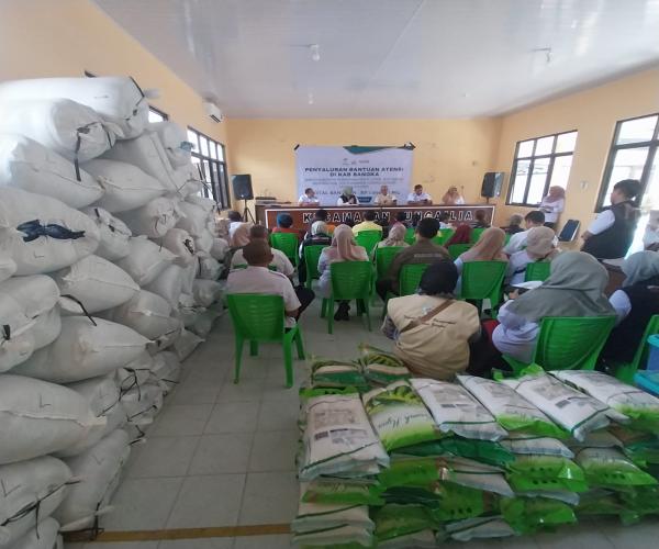 Penyerahan Bantuan Atensi Balai Sentra Mulya Jaya KEMENSOS RI Kepada Warga PPKS Di Kabupaten Bangka