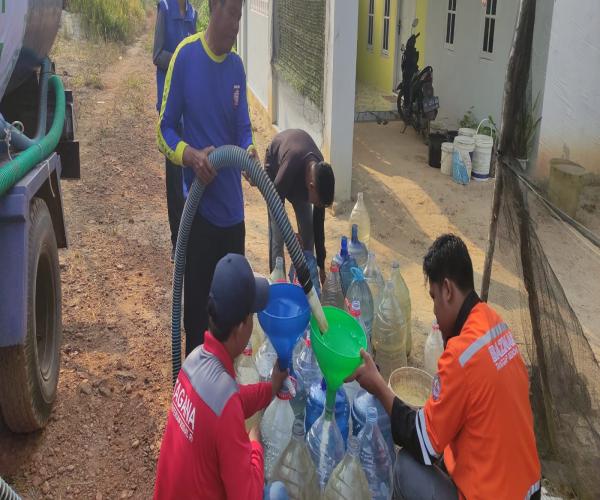 Kolaborasi BAZNAS Provinsi dan DINSOSPMD :  Layanan Sosial Pendistribusian Air Bersih Bagi Warga Terdampak Kekeringan Akibat Musim Kemarau Ekstrem 