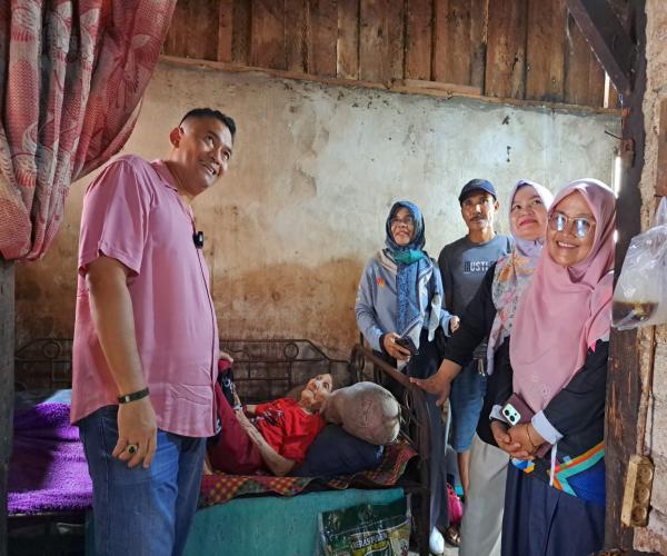 Memperoleh Informasi Kondisi Lansia, KadinsosPMD Melesat ke Kampung Meleset