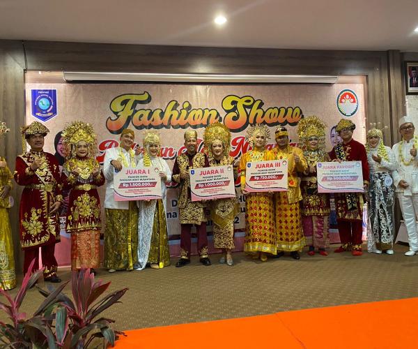 Pasangan DinsosPmd Kampiun di Fashion Show Harla ke DWP 2022