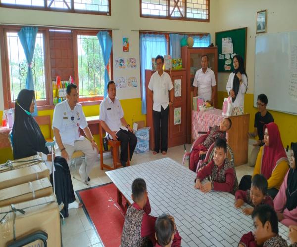 Dengan Sentuhan Kasih Dinsospmd Babel salurkan Bantuan Kursi roda 