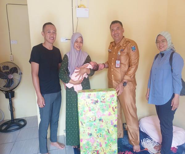 Kadinsospmd Kunjungi Pegawai yang baru mendapatkan Buah Hati