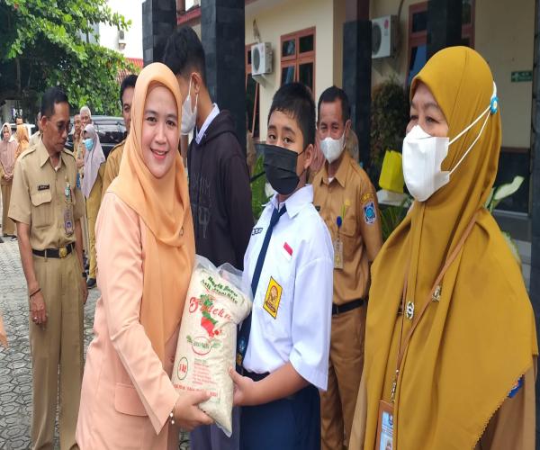 Peringati Harla Dharma Wanita, DWP Dinsospmd Santuni Anak Yatim 