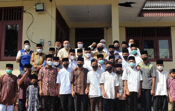 Gubernur Erzaldi didampingi Kadinsos PMD kepulauan bangka belitung dan pengurus panti asuhan Al Kautsar foto bersama dengan anak-anak panti asuhan