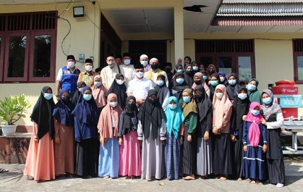 Foto bersama Gubernur Erzaldi dengan anak panti asuhan Al Kautsar 