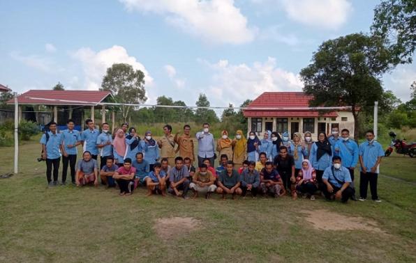 Foto bersama KADINSOS PMD, Budi Utama dengan pengurus UPT Panti Sosial Bina Laras Hijrah dan juga para pasien panti sosial.