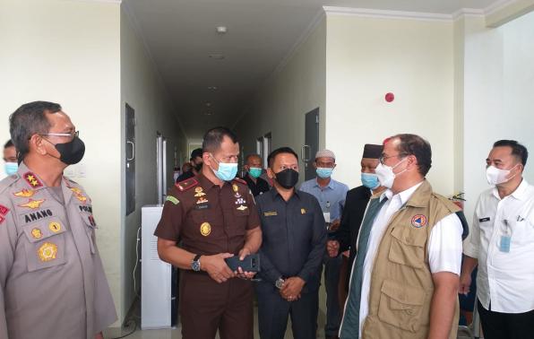 Gubernur Erzaldi dan jajaran FORKOMPIMDA saat meninjau Asrama Haji sebagai tempat isolasi terpadu pasien COVID19 bergejala ringan Gubernur Erzaldi dan jajaran FORKOMPIMDA saat meninjau Asrama Haji sebagai tempat isolasi terpadu pasien COVID19 bergejala ringan