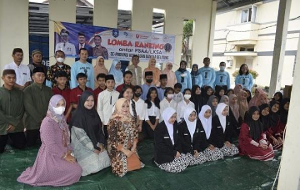Sekretaris dinas Bapak Rusli S.Ag dan Ketua DWP DINSOSPMD, Yuniar Putia Budi Utama foto bersama dengan anak-anak LKSA peserta lomba rangking I