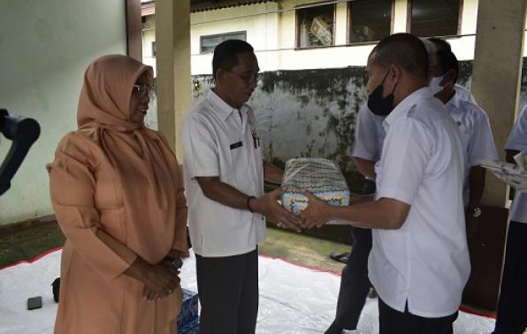 Penyerahan kenangan dari pegawai kepada Bapak Rusli Penyerahan kenangan dari pegawai kepada Bapak Rusli