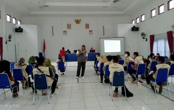 Kadinsos PMD Kep. bangka belitung, Budi Utama saat memberikan materi supervisi dan reorientasi peningkatan layanan sosial bagi relawan penyuluh sosial masyarakat Kadinsos PMD Kep. bangka belitung, Budi Utama saat memberikan materi supervisi dan reorientasi peningkatan layanan sosial bagi relawan penyuluh sosial masyarakat