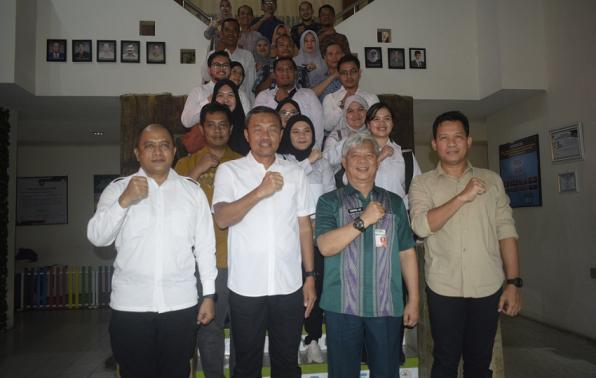 Plt Kepala Dinas Sosial PMD, Tarmin foto bersama dengan jajaran Tim Badan Nasional Penanggulangan Terorisme