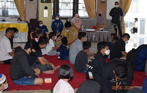 Gubernur Erzaldi membangun keceriaan anak-anak yatim/piatu/yatim piatu karena Covid19