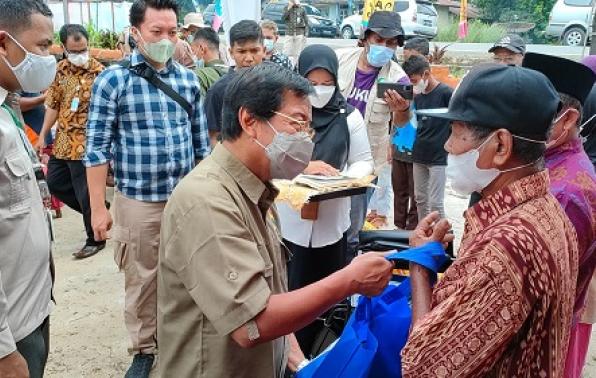 Wagub Abdul Fatah menyerahkan bantuan sembako kepada warga dusun ilir 