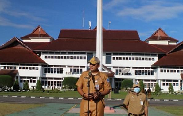 Kepala dinas sosial dan PMD Kep. bangka belitung, Budi Utama saat memimpin apel mingguan Senin (19/07) 