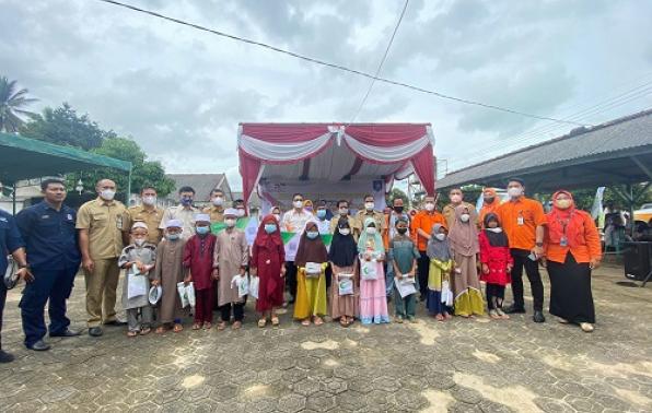 Foto bersama Wagub Abdul Fatah bersama dengan mitra dalam penyerahan bantuan sosial pada Giat Bakti Sosial LKBS Peringatan HKSN Foto bersama Wagub Abdul Fatah bersama dengan mitra dalam penyerahan bantuan sosial pada Giat Bakti Sosial LKBS Peringatan HKSN