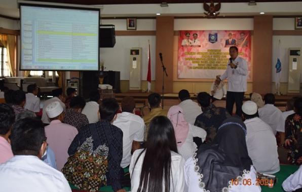 Kadin Sosial PMD Kep. Bangka Belitung, Budi Utama saat memberikan pengarahan kepada Pengelola Bumdesa/BUMDESMa dan Kepala Desa Pada Kegiatan Sosialiasi Berkenaaan SPM Lapran Keuangan BUMDesa