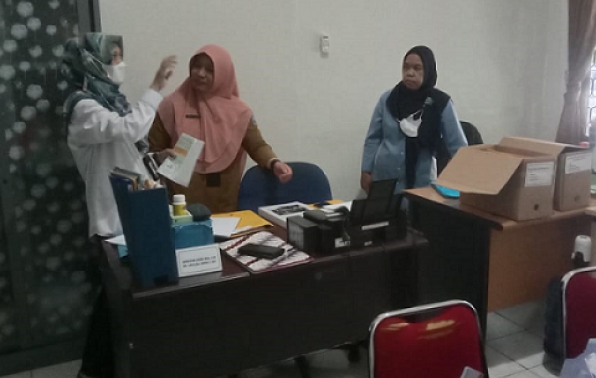 Tim assesor OMBUDSMAN saat melakukan observasi, wawancara  terhadap pegawai berkenaan dengan penyelenggaraan pelayanan publik Pengangkatan Anak DINSOSPMD 