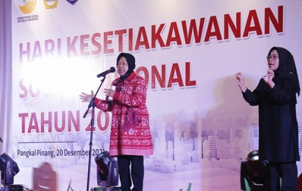 Menteri sosial RI Ibu Tri Rismaharini saat menyampaikan arahan dan sambutan peringatan Puncak HKSN tanggal 20 Desember 2021. Menteri sosial RI Ibu Tri Rismaharini saat menyampaikan arahan dan sambutan peringatan Puncak HKSN tanggal 20 Desember 2021.