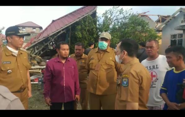 Bupati bangka tengah, Algafri Rahman bersama dengan aparat pemerintah kabupaten/provinsi, aparat keamanan TNI/POLRI dan pemerintah desa kebintik melakukan peninjauan korban bencana angin puting beliung yang terjadi sore hari ini selasa (29/03/2022) di desa kebintik kabupaten bangka tengah. Bupati bangka tengah, Algafri Rahman bersama dengan aparat pemerintah kabupaten/provinsi, aparat keamanan TNI/POLRI dan pemerintah desa kebintik melakukan peninjauan korban bencana angin puting beliung yang terjadi sore hari ini selasa (29/03/2022) di desa kebintik kabupaten bangka tengah.