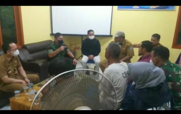Bupati Bangka Tengah, ALgafri Rahman bersama aparat TNI/POLRI, PEMDA Kab/Provinsi dan aparat pemerintah desa melakukan rapat persiapan penyediaan bantuan tanggap darurat pasca bencana. Bupati Bangka Tengah, ALgafri Rahman bersama aparat TNI/POLRI, PEMDA Kab/Provinsi dan aparat pemerintah desa melakukan rapat persiapan penyediaan bantuan tanggap darurat pasca bencana.