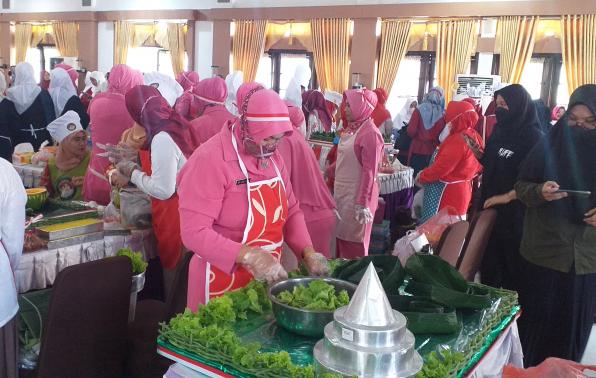Peserta ibu - ibu Bhayangkari tengh membuat/menghias tumpeng. Peserta ibu - ibu Bhayangkari tengh membuat/menghias tumpeng.