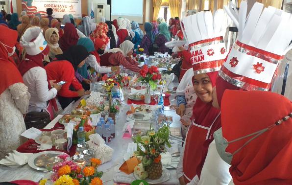Peserta lomba membuat menu makanan olahan ikan untuk anak. Peserta lomba membuat menu makanan olahan ikan untuk anak.