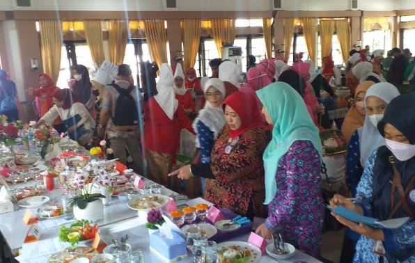 Ketua TP.PKK Provinsi Kep.Bangka Belitung, Ibu Sri Utami Ridwan Djamalludin bersama tim penilai melakukan meninjau menu makanan olahan kreasi peserta lomba Ketua TP.PKK Provinsi Kep.Bangka Belitung, Ibu Sri Utami Ridwan Djamalludin bersama tim penilai melakukan meninjau menu makanan olahan kreasi peserta lomba