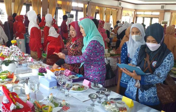 Ketua TP.PKK, Ibu Sri Utami Ridwan Djamalludin beserta tim juri melakukan penilaian lomba menu makanan olahan yang di buat para peserta Pesta Rakyat Peringatan HUT Kemerdekaan RI. Ketua TP.PKK, Ibu Sri Utami Ridwan Djamalludin beserta tim juri melakukan penilaian lomba menu makanan olahan yang di buat para peserta Pesta Rakyat Peringatan HUT Kemerdekaan RI.