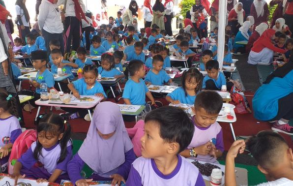 Anak-anak usia dini peserta lomba mewarnai pada kegiatan Pesta Rakyat Peringatan HUT RI yang diinisiasi TP.PKK Provinsi Anak-anak usia dini peserta lomba mewarnai pada kegiatan Pesta Rakyat Peringatan HUT RI yang diinisiasi TP.PKK Provinsi