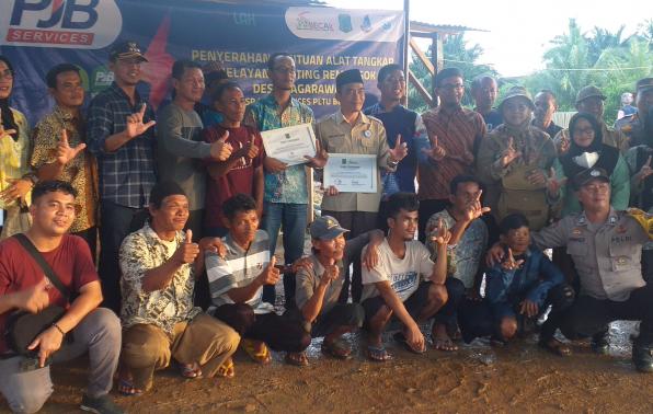 Foto bersama " Salam Lestari" pada acara penyertahan bantuan CSR dari anak perusahaan PT.PLN Tbk yakni  PJB PLTU Bangka  kepada masyarakat nelayan desa pagarawan. 